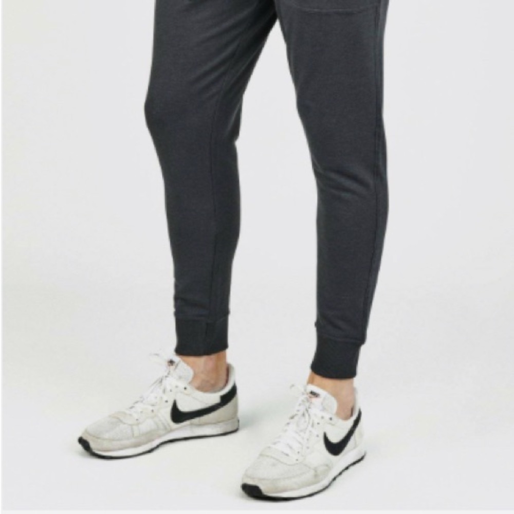 DRIFTER trouser joggers in gunmetal. Three-pocket style. Elastic waistband.